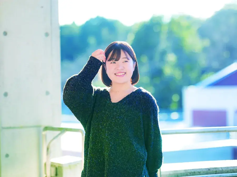 キャンパスで過ごす学生