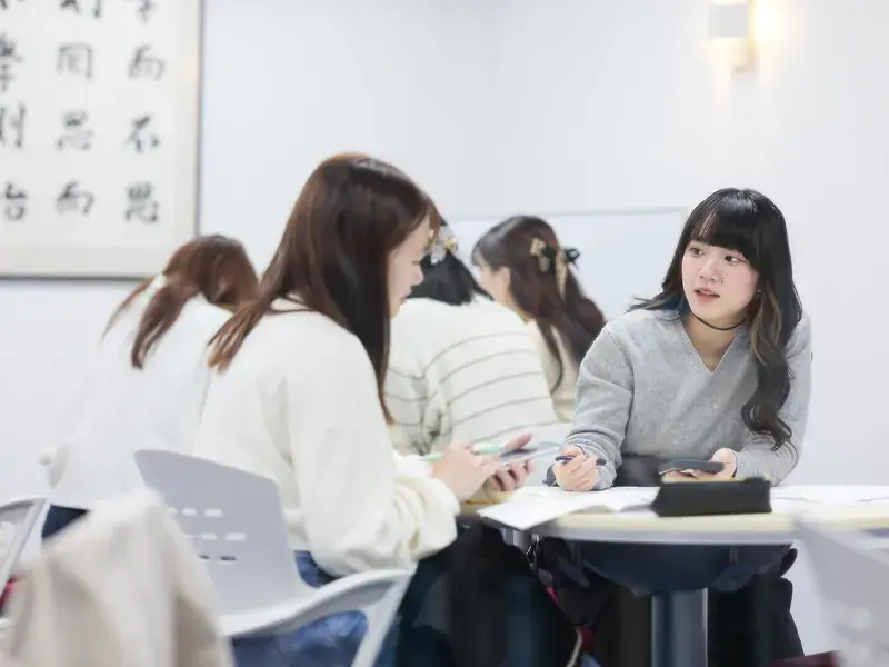 少人数で学び合う学生たち